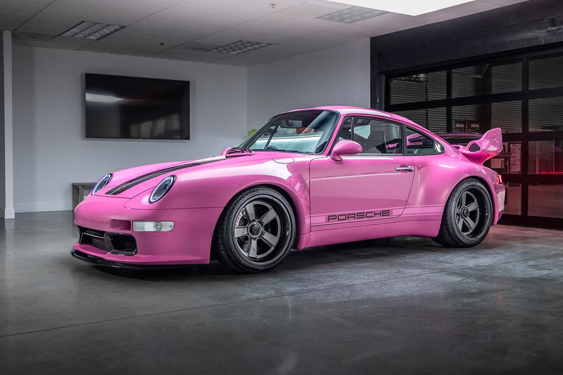 Gunther Werks 打造 993 世代 Porsche 911 全新改裝車型「Bubblegum」