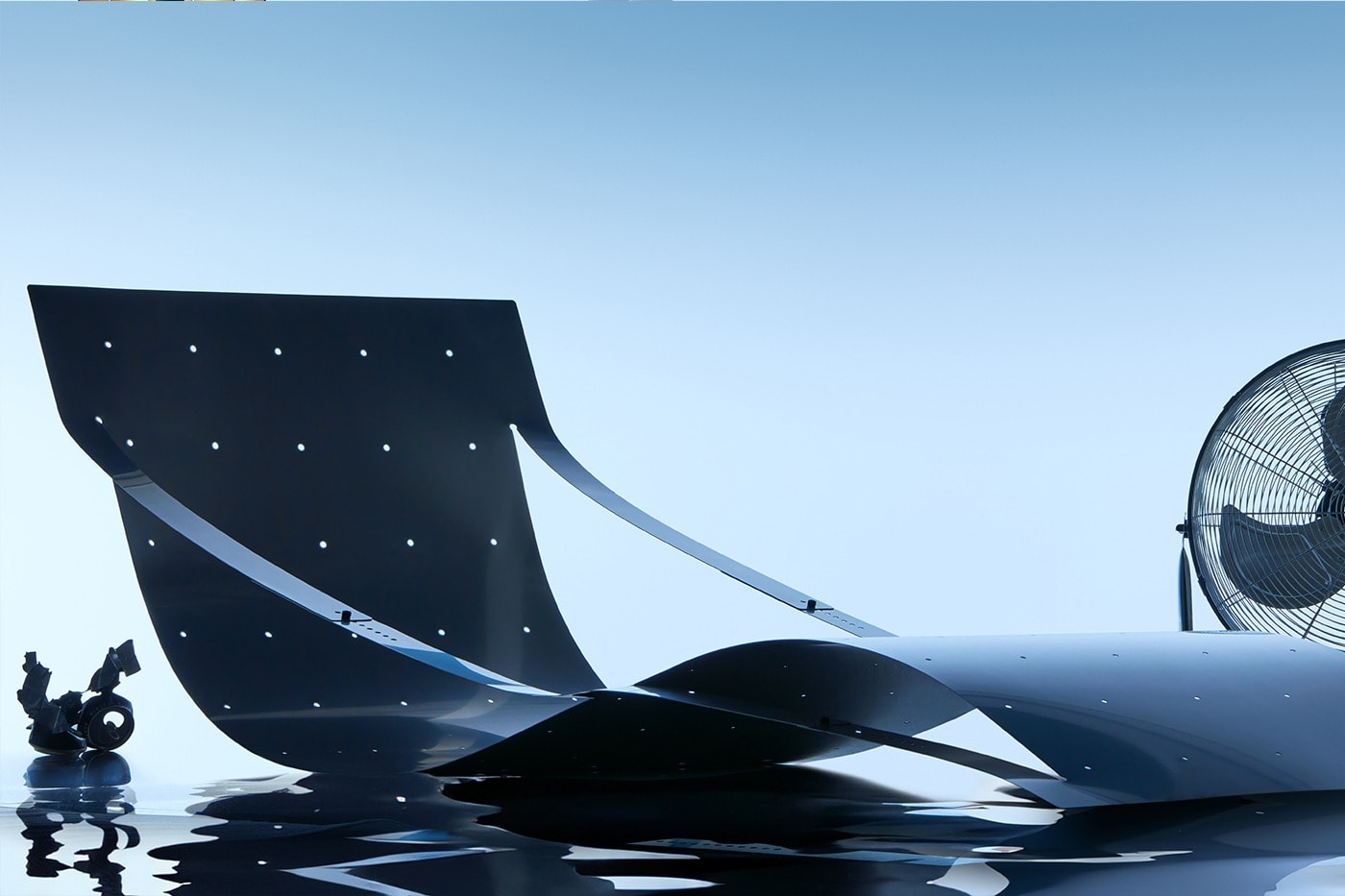 KUTARQ Studio 推出鋁管製簡約燈具、不規則狀組合鋼桌