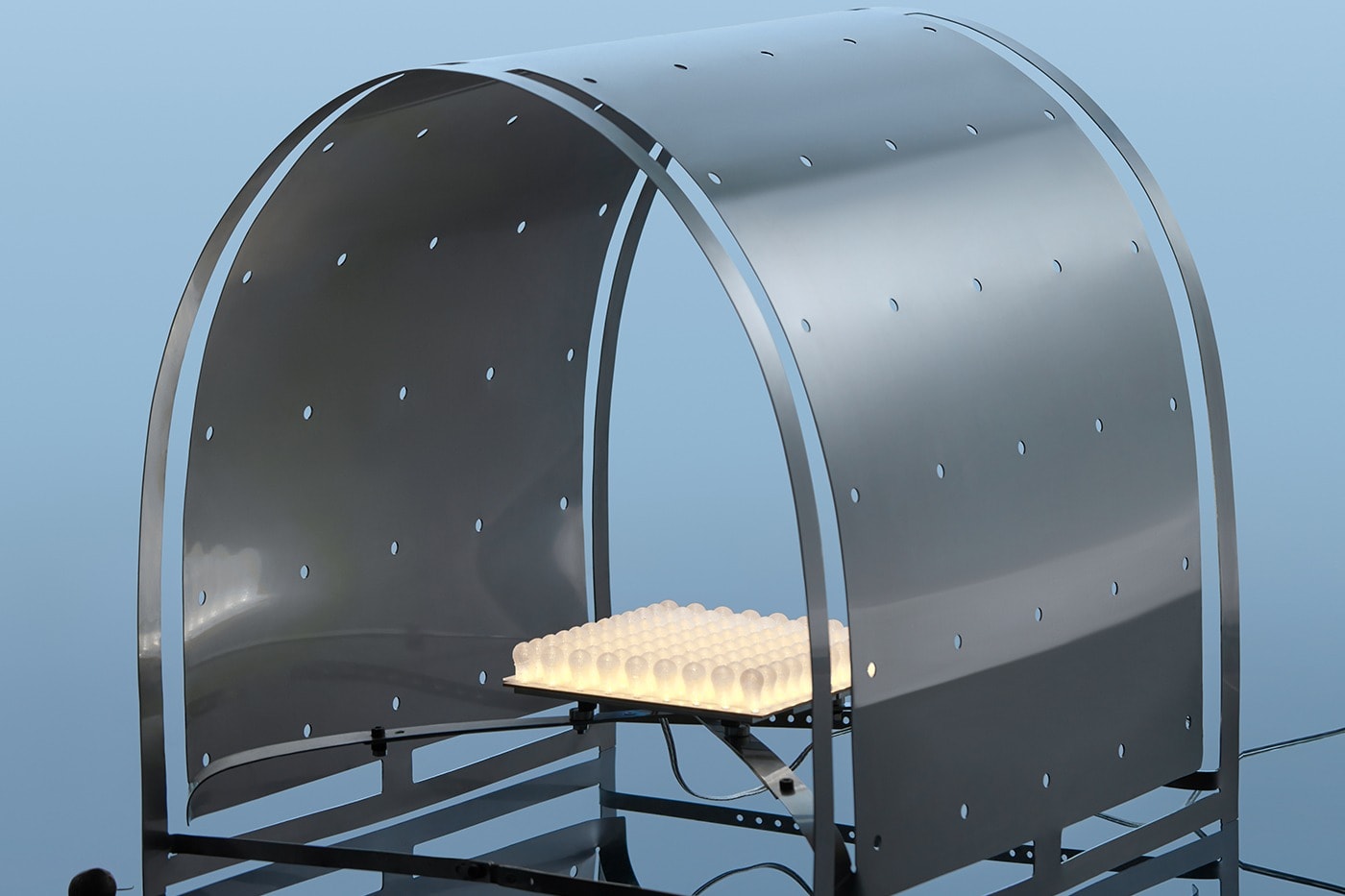 KUTARQ Studio 推出鋁管製簡約燈具、不規則狀組合鋼桌