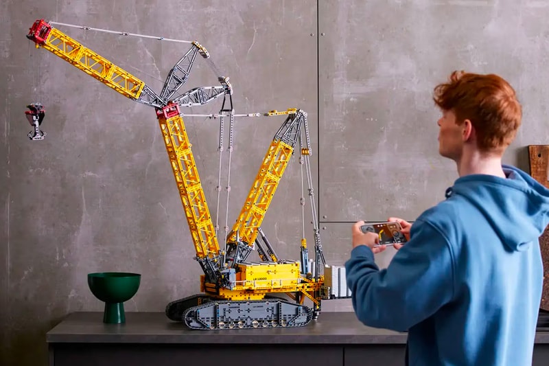 LEGO 正式推出 Liebherr 履帶式起重機「可遙控」全新積木模型