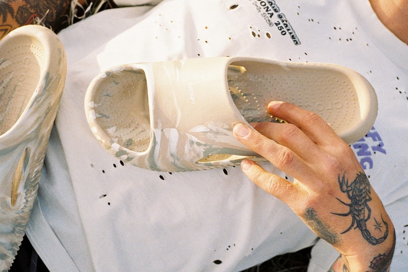 Satisfy 攜手 Crocs 推出 Mellow Slide 全新聯名鞋款