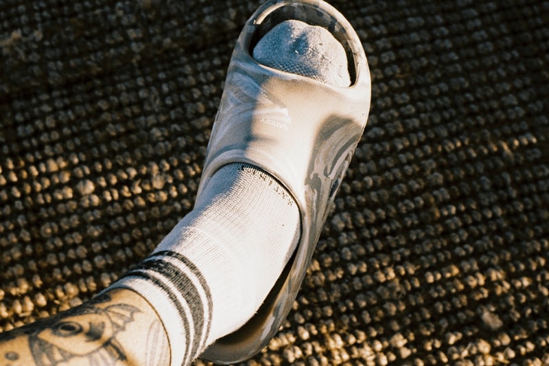 Satisfy 攜手 Crocs 推出 Mellow Slide 全新聯名鞋款