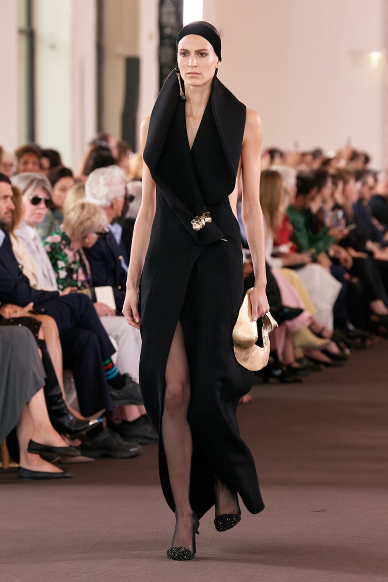 Schiaparelli 正式發表 2023 秋冬高定系列大秀