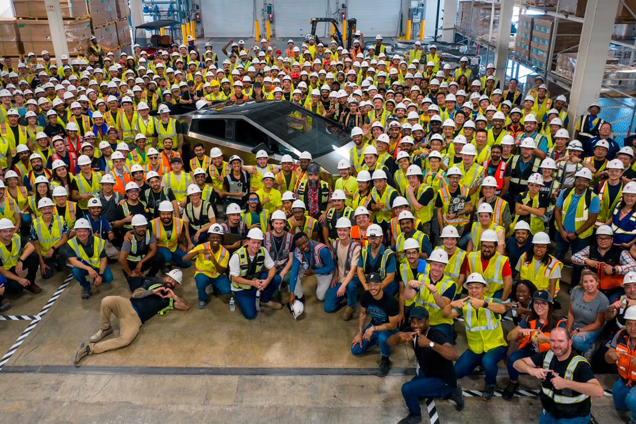 全球首輛「量產」版本 Tesla Cybertruck 正式於德州工廠下線