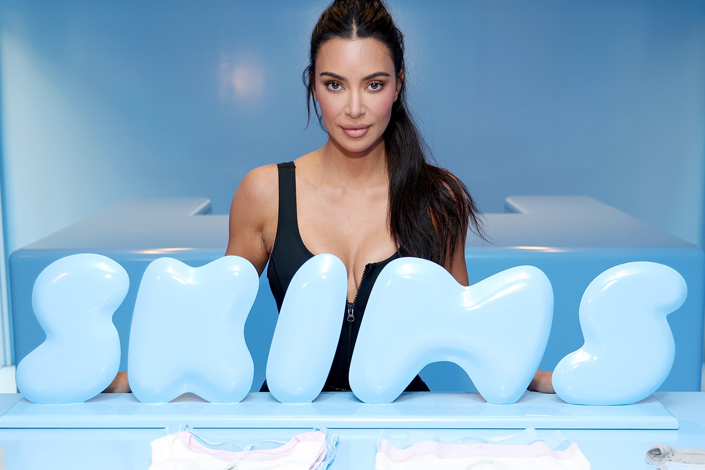 網友聲稱 Kim Kardashian 主理品牌 SKIMS 塑身衣從槍擊事件中拯救了她