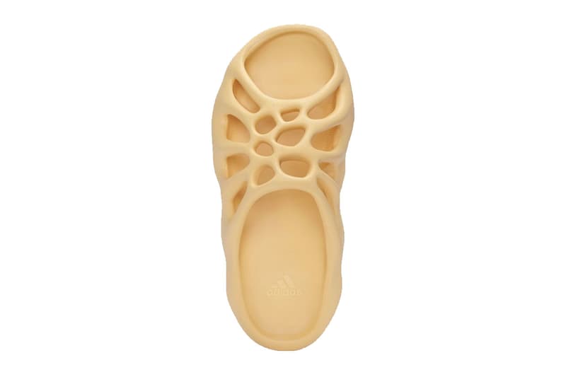 adidas 新款拖鞋 YEEZY 450 Slide 最新配色「Cream」正式登場