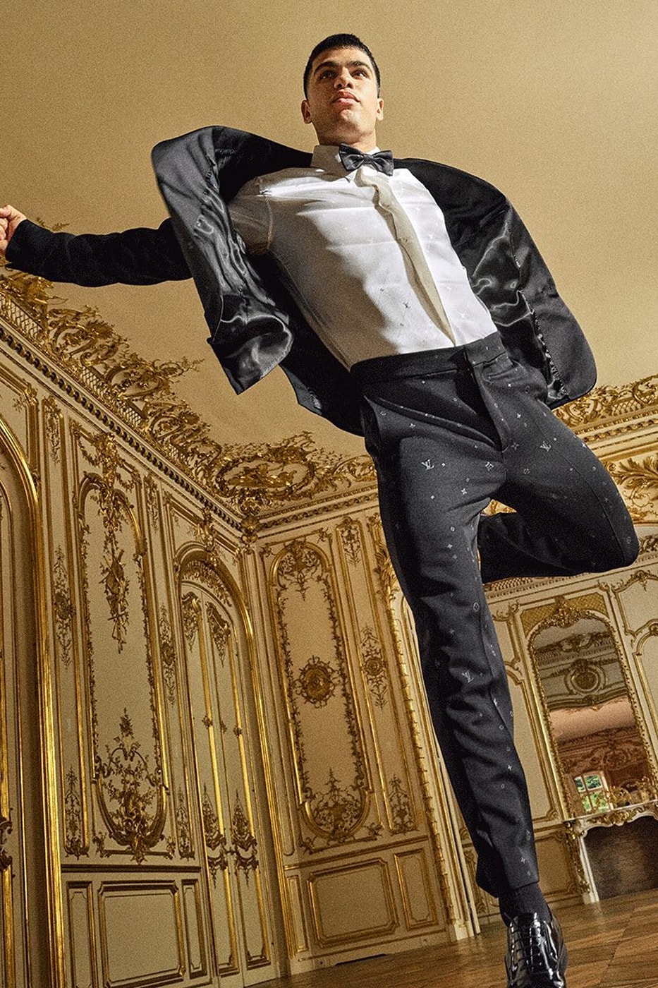 Louis Vuitton 品牌大使 Carlos Alcaraz 演繹 2024 春夏男士正裝系列