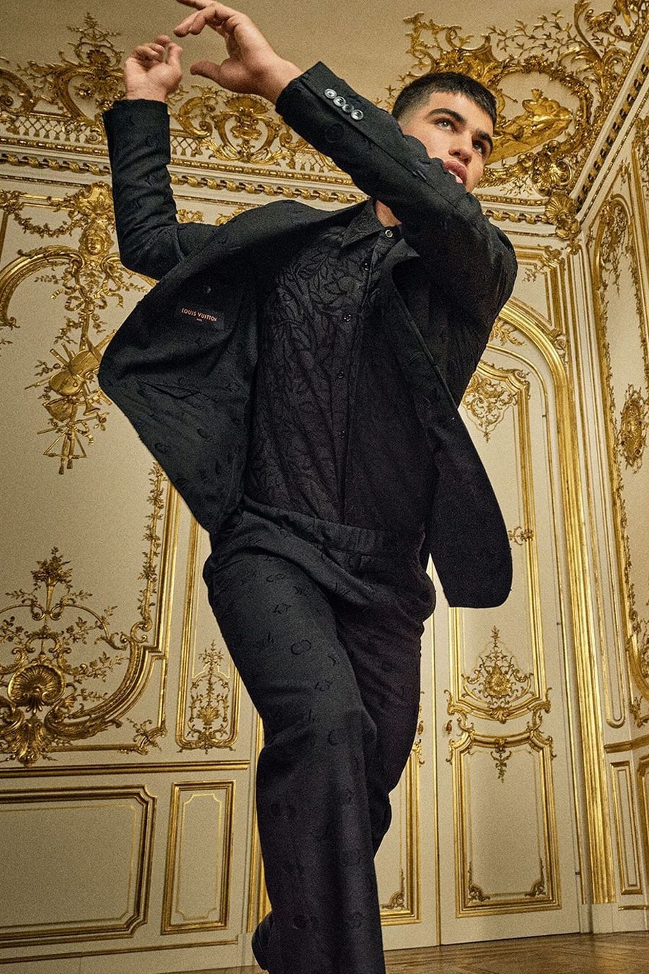 Louis Vuitton 品牌大使 Carlos Alcaraz 演繹 2024 春夏男士正裝系列