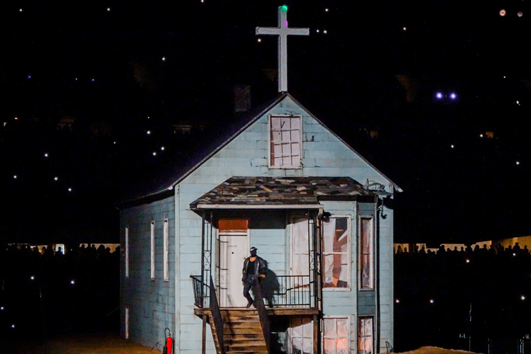 Kanye West 試聽會《Donda》童年居所展開拍賣