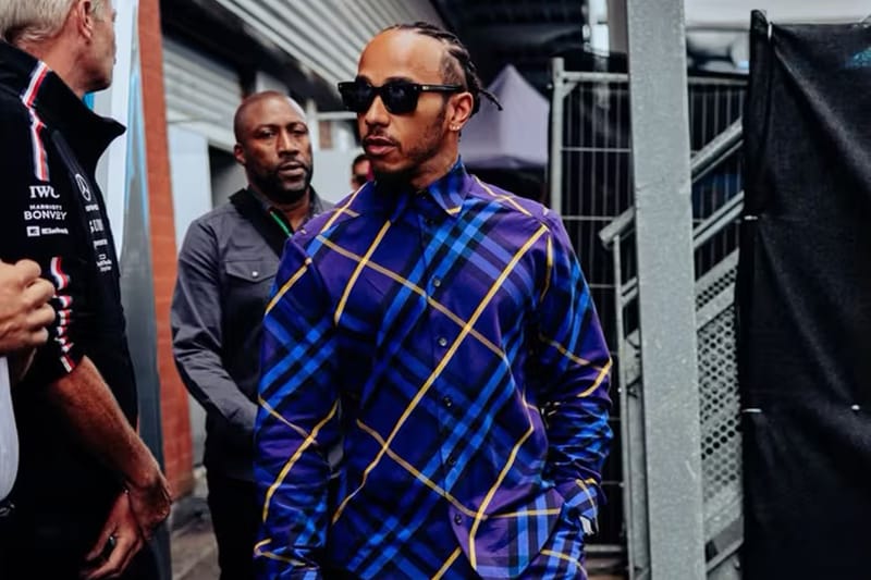 Lewis Hamilton 著用 Daniel Lee 定製 Burberry 套裝出席 F1 比利時大獎賽