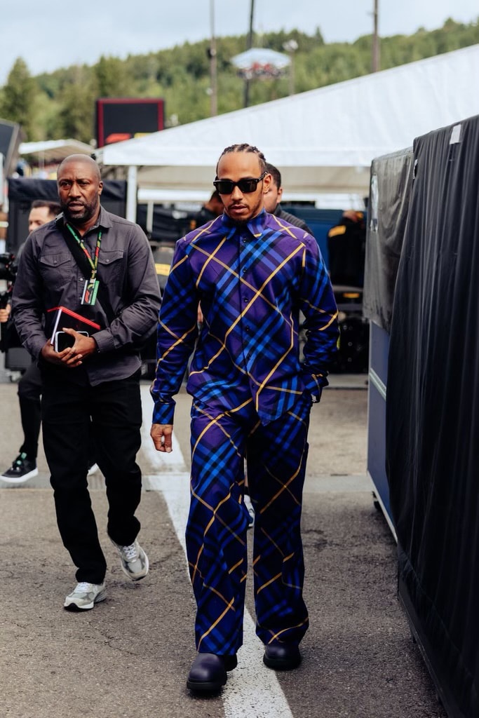 Lewis Hamilton 著用 Daniel Lee 定製 Burberry 套裝出席 F1 比利時大獎賽