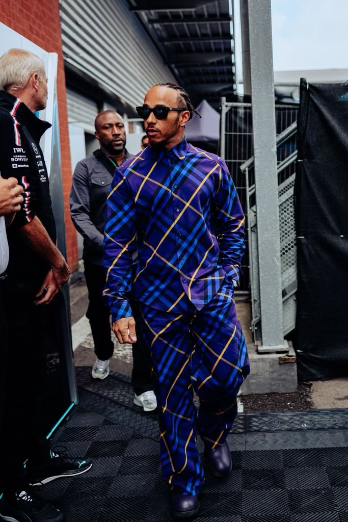 Lewis Hamilton 著用 Daniel Lee 定製 Burberry 套裝出席 F1 比利時大獎賽