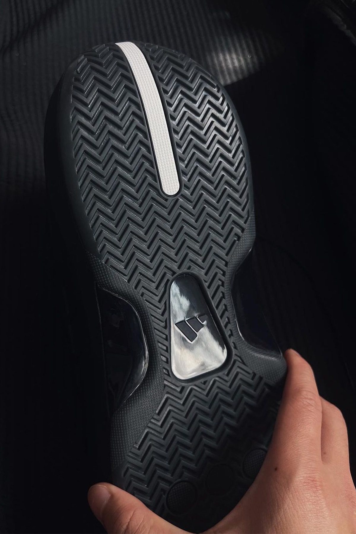 adidas 人氣籃球鞋款 Crazy IIInfinity 最新全黑配色率先亮相