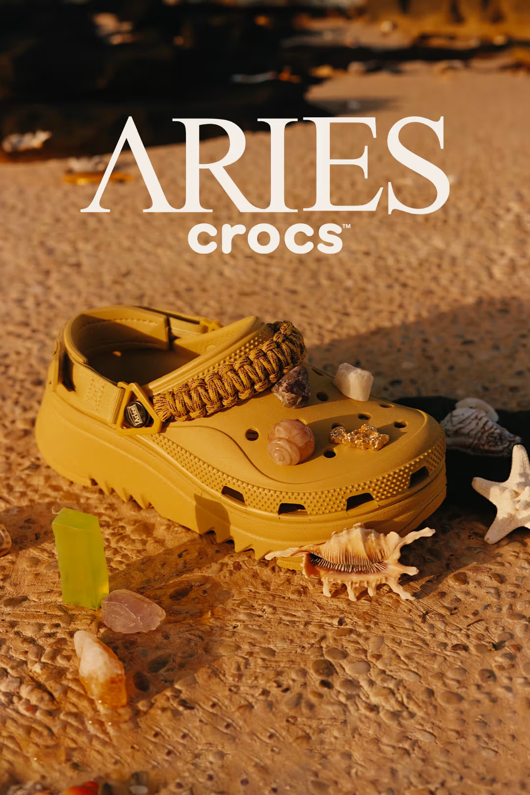 Crocs 首度攜手 Aries 打造最新聯名鞋款