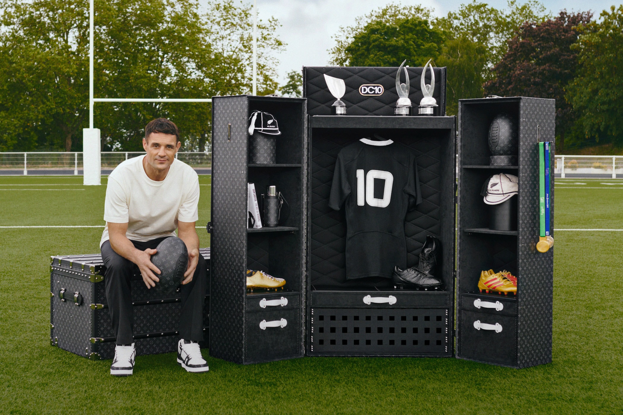 Louis Vuitton 攜手橄欖球傳奇球星 Dan Carter 合作推出首款 Malle Vestiaire 行李箱