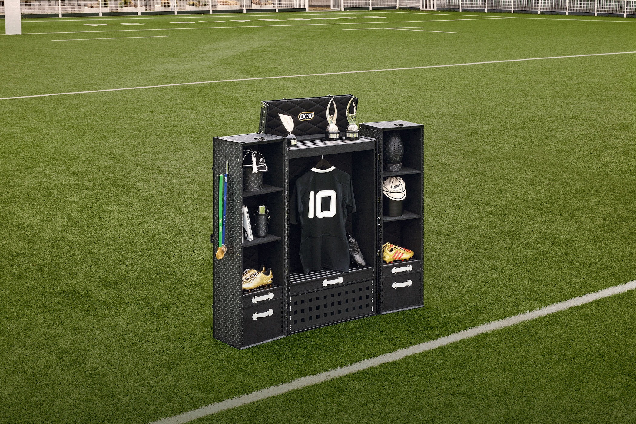 Louis Vuitton 攜手橄欖球傳奇球星 Dan Carter 合作推出首款 Malle Vestiaire 行李箱