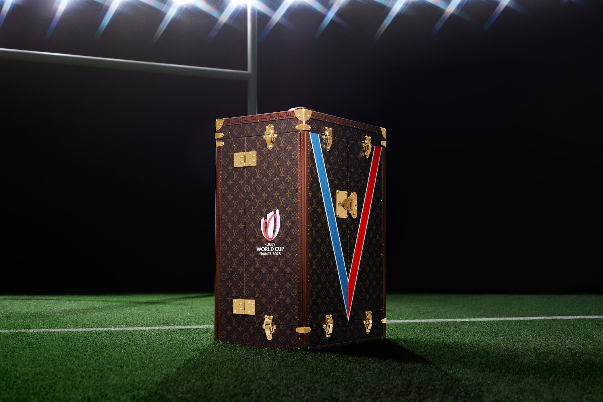 Louis Vuitton 打造 2023 年法國世界盃橄欖球賽冠軍硬箱獎盃