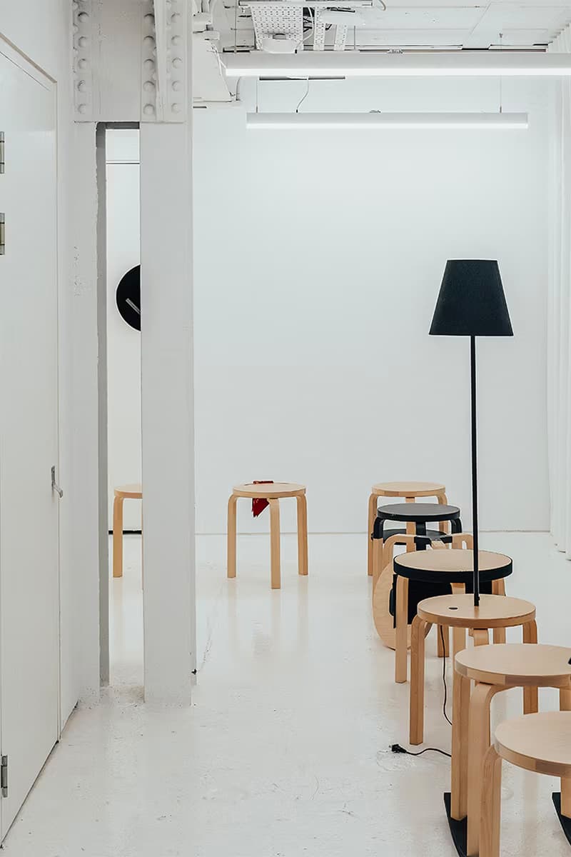 日本建築師 Daisuke Motogi 展示 100 張改造 Artek Stool 60 座椅