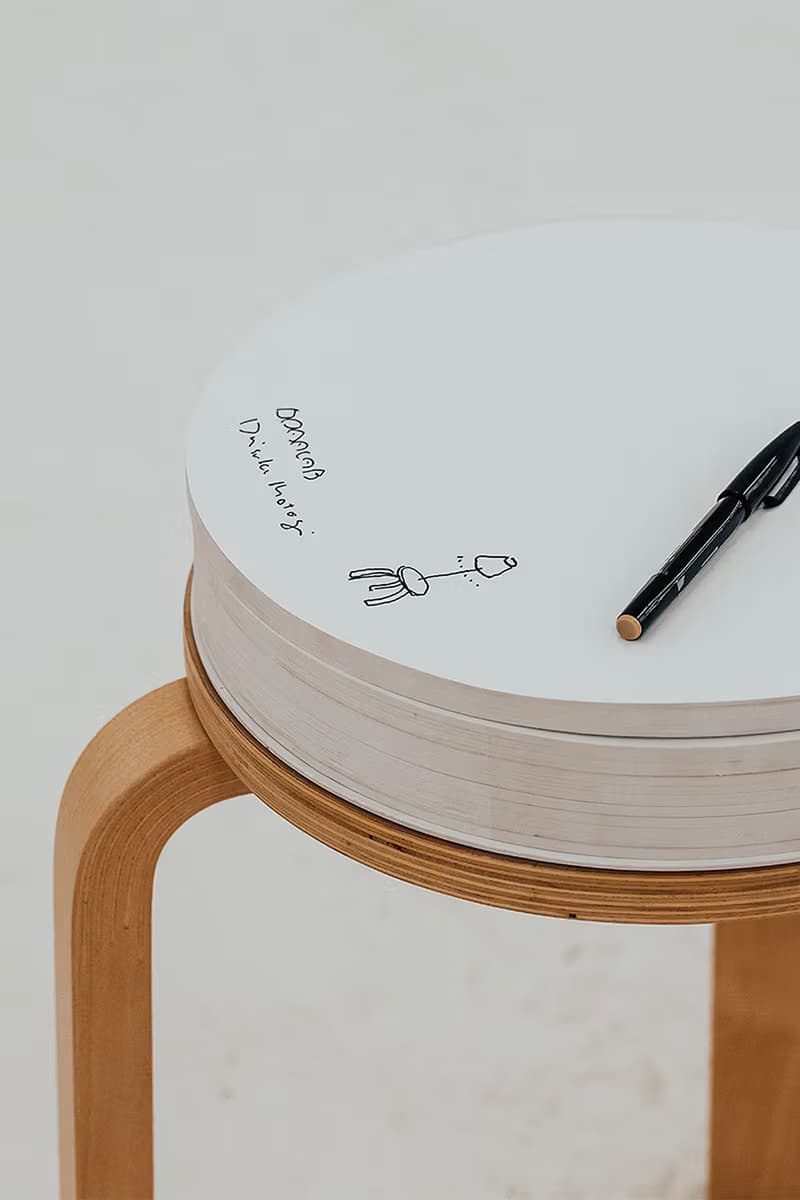 日本建築師 Daisuke Motogi 展示 100 張改造 Artek Stool 60 座椅