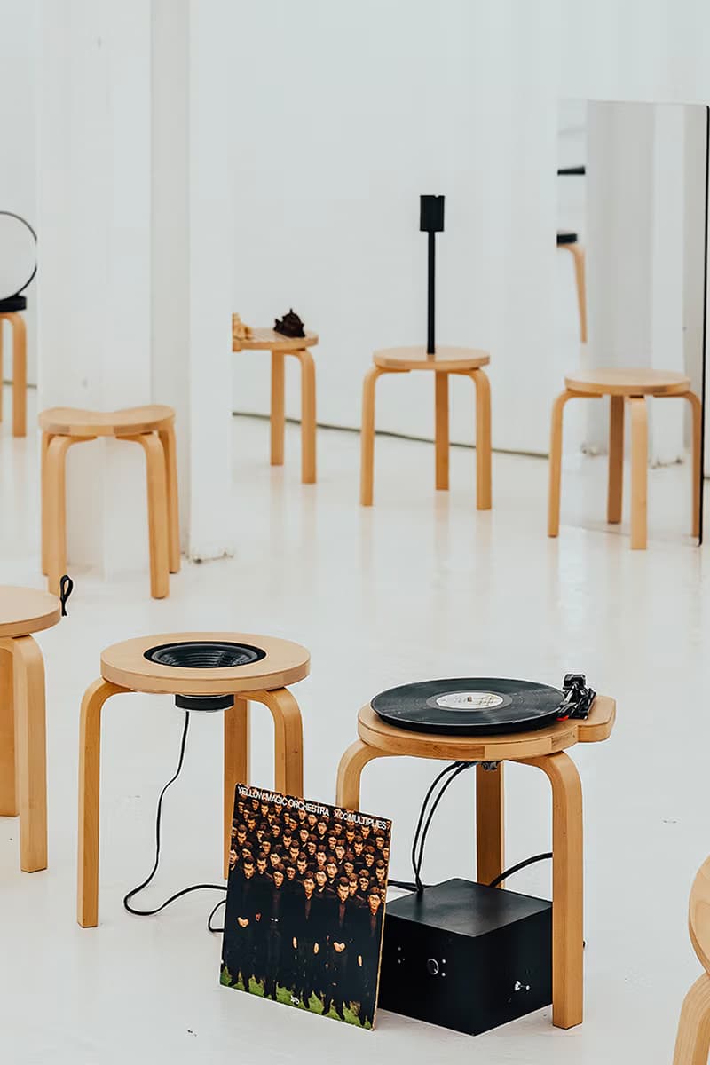 日本建築師 Daisuke Motogi 展示 100 張改造 Artek Stool 60 座椅