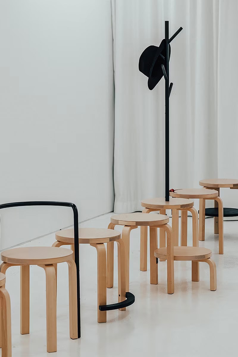 日本建築師 Daisuke Motogi 展示 100 張改造 Artek Stool 60 座椅
