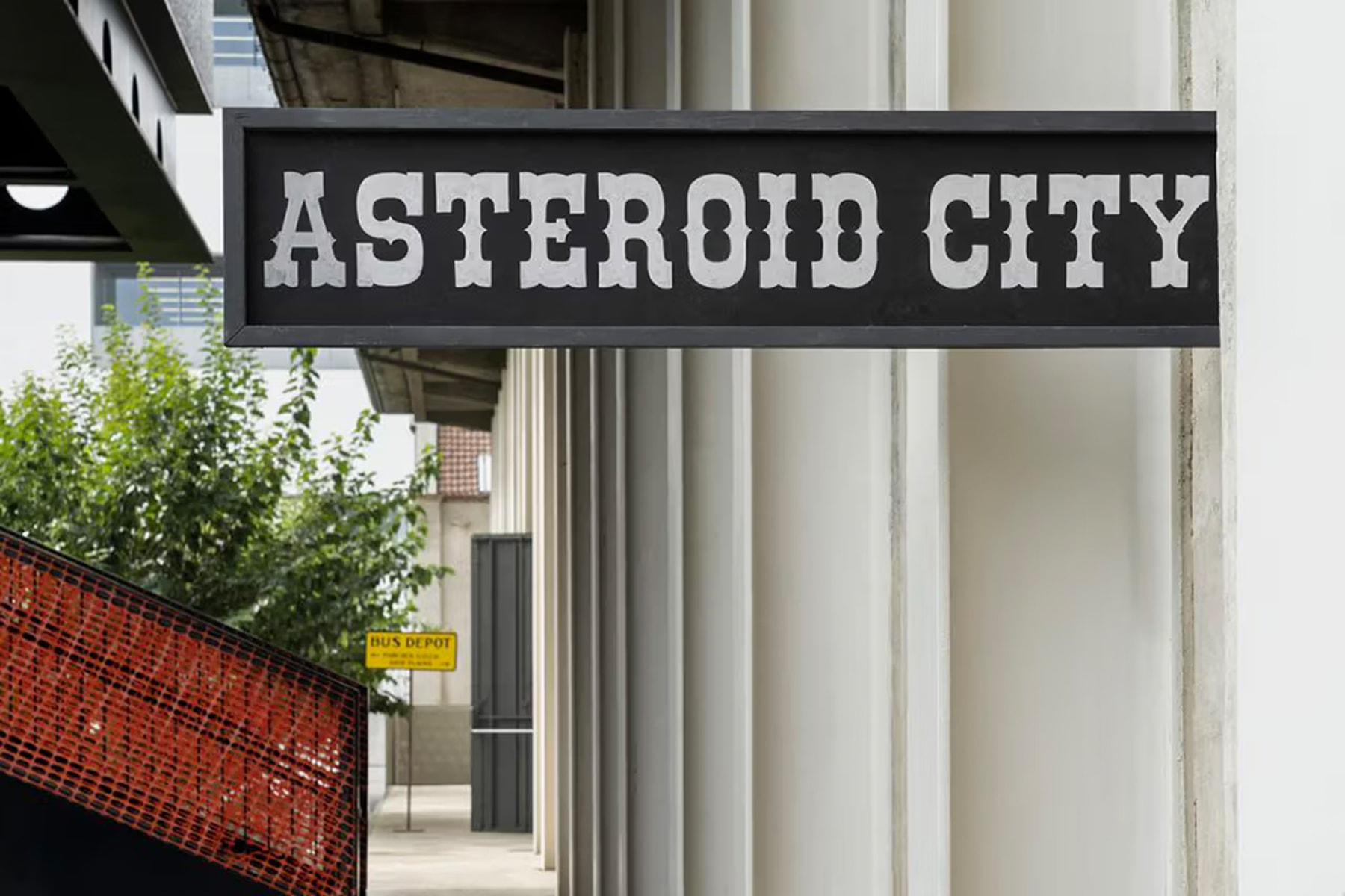 走進 Wes Anderson 電影《小行星城 Asteroid City》主題沈浸式展覽