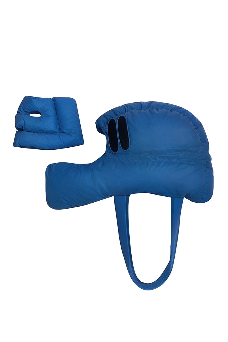 Dingyun Zhang 釋出最新作「Blue Reflex Helmet Bag」藍色反光頭盔包
