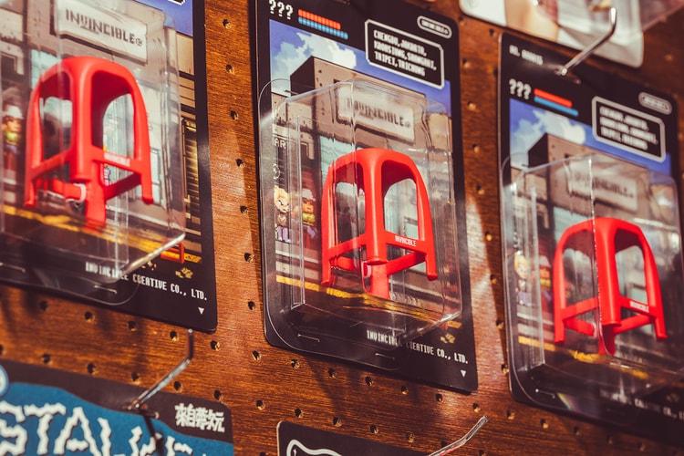 INVINCIBLE 首度攜手難關太郎推出全新吊卡玩具:「紅魔椅」