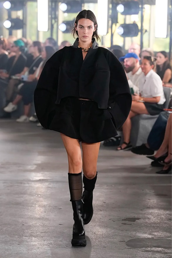 sacai 2024 春夏女裝大秀正式登場