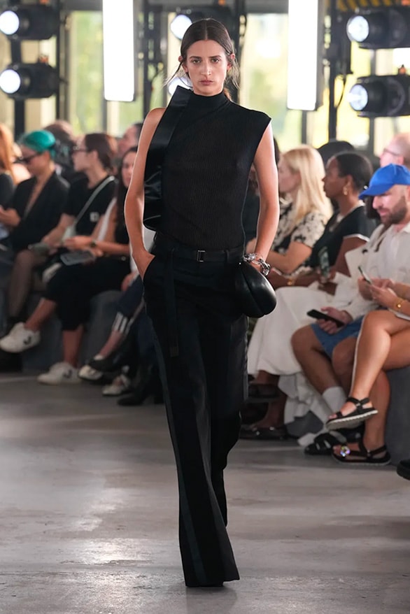 sacai 2024 春夏女裝大秀正式登場
