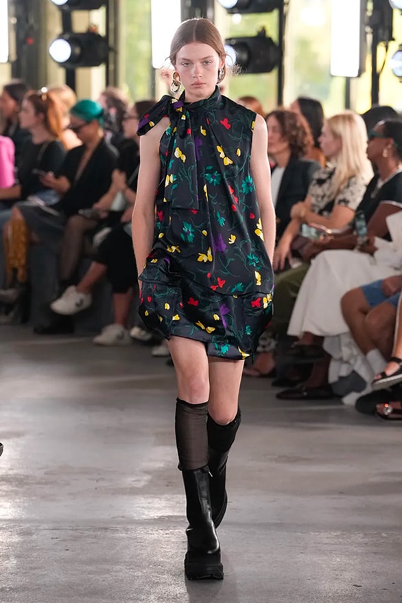 sacai 2024 春夏女裝大秀正式登場