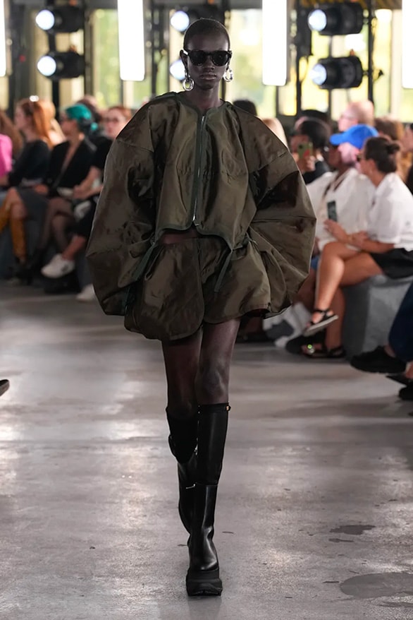 sacai 2024 春夏女裝大秀正式登場