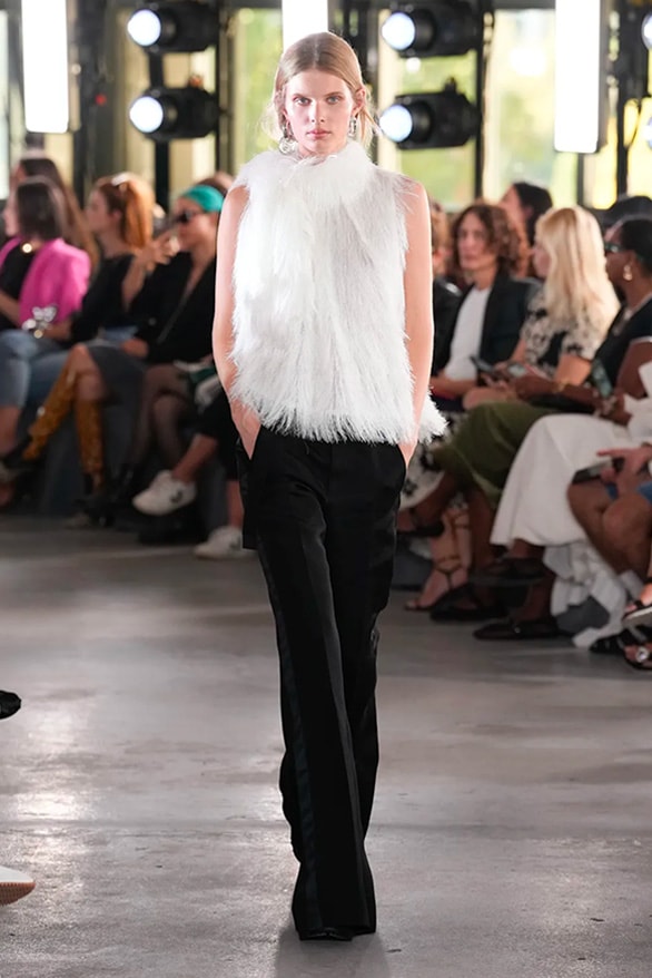 sacai 2024 春夏女裝大秀正式登場