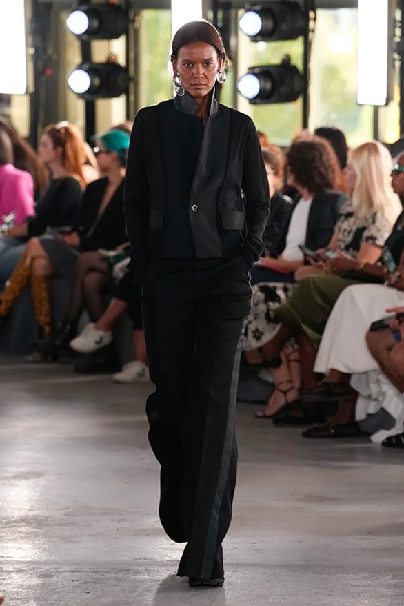 sacai 2024 春夏女裝大秀正式登場