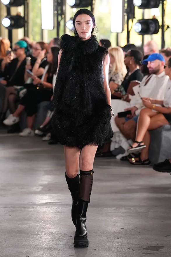 sacai 2024 春夏女裝大秀正式登場