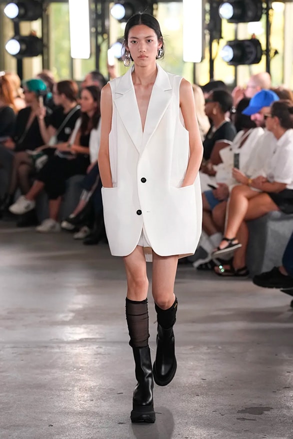 sacai 2024 春夏女裝大秀正式登場