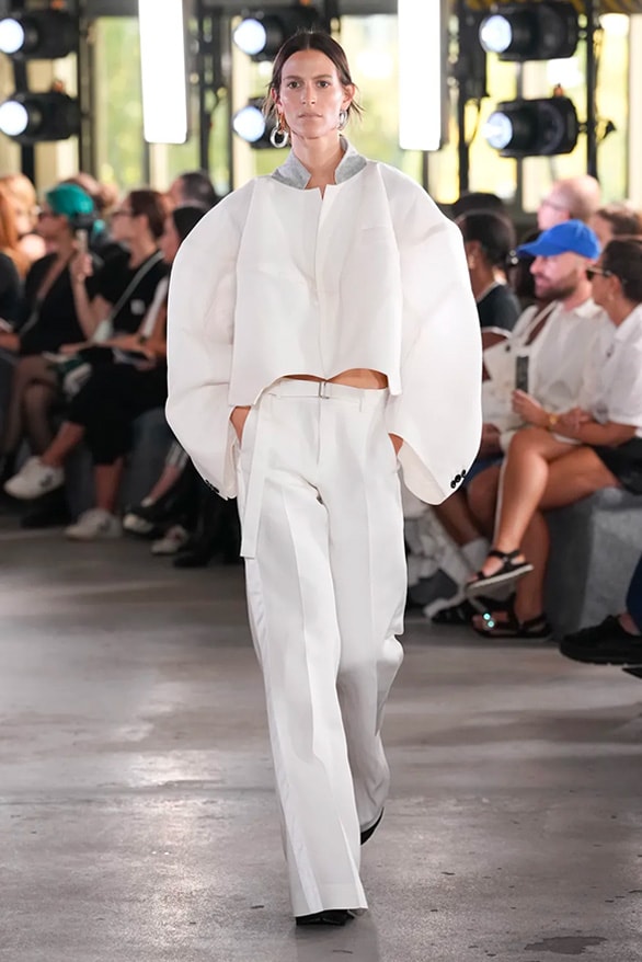 sacai 2024 春夏女裝大秀正式登場