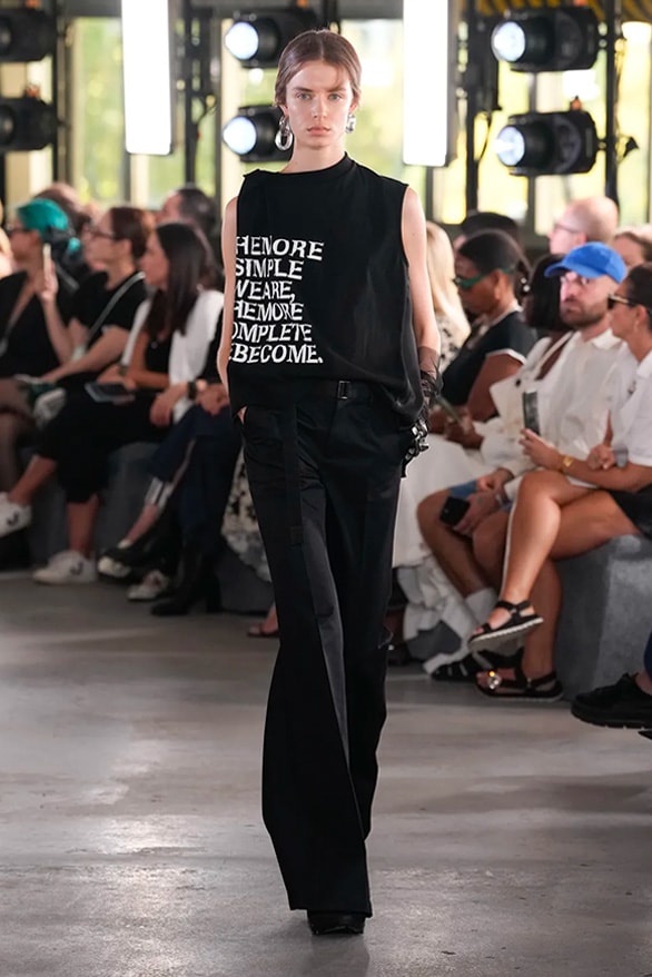 sacai 2024 春夏女裝大秀正式登場