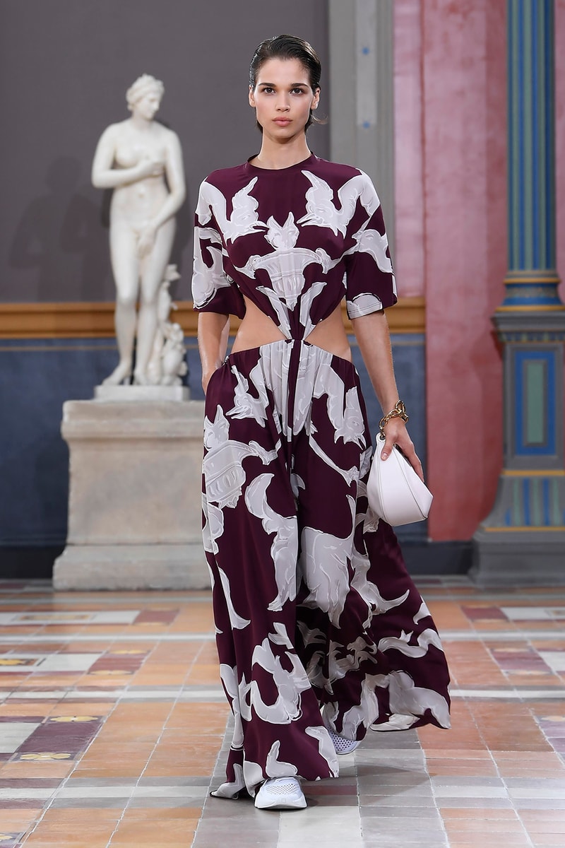 Pierpaolo Piccioli 執掌 Valentino 2024 春夏女裝大秀正式登場