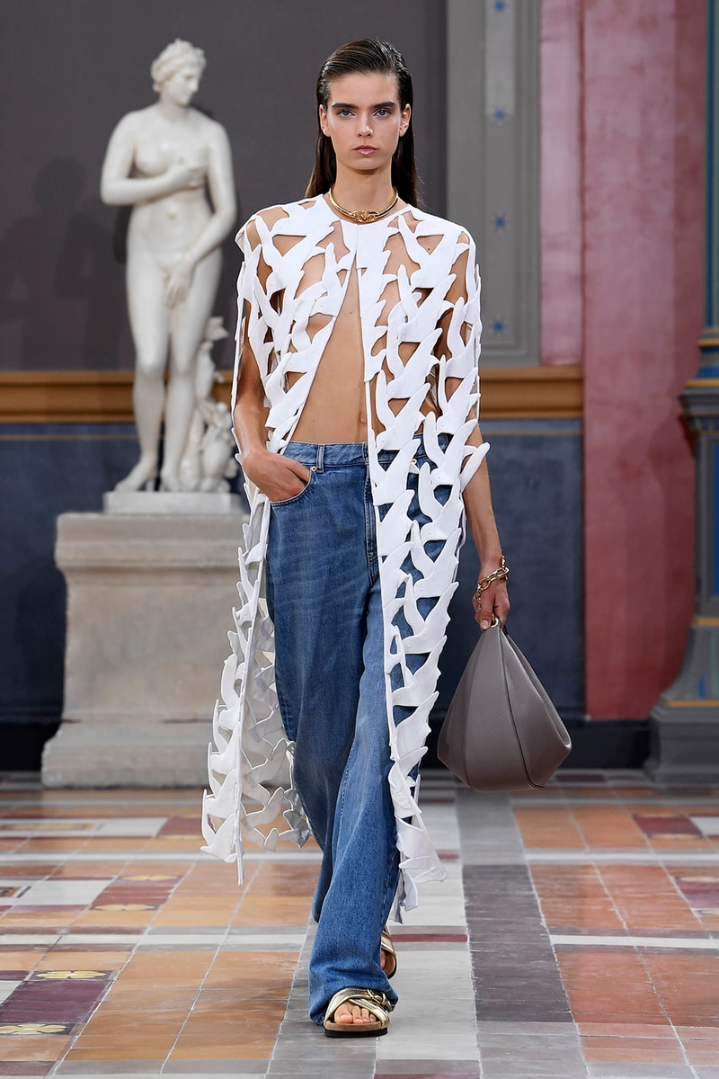 Pierpaolo Piccioli 執掌 Valentino 2024 春夏女裝大秀正式登場