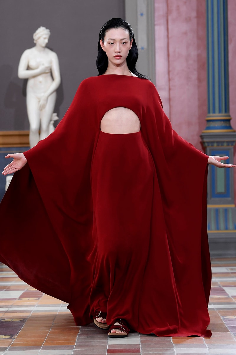Pierpaolo Piccioli 執掌 Valentino 2024 春夏女裝大秀正式登場