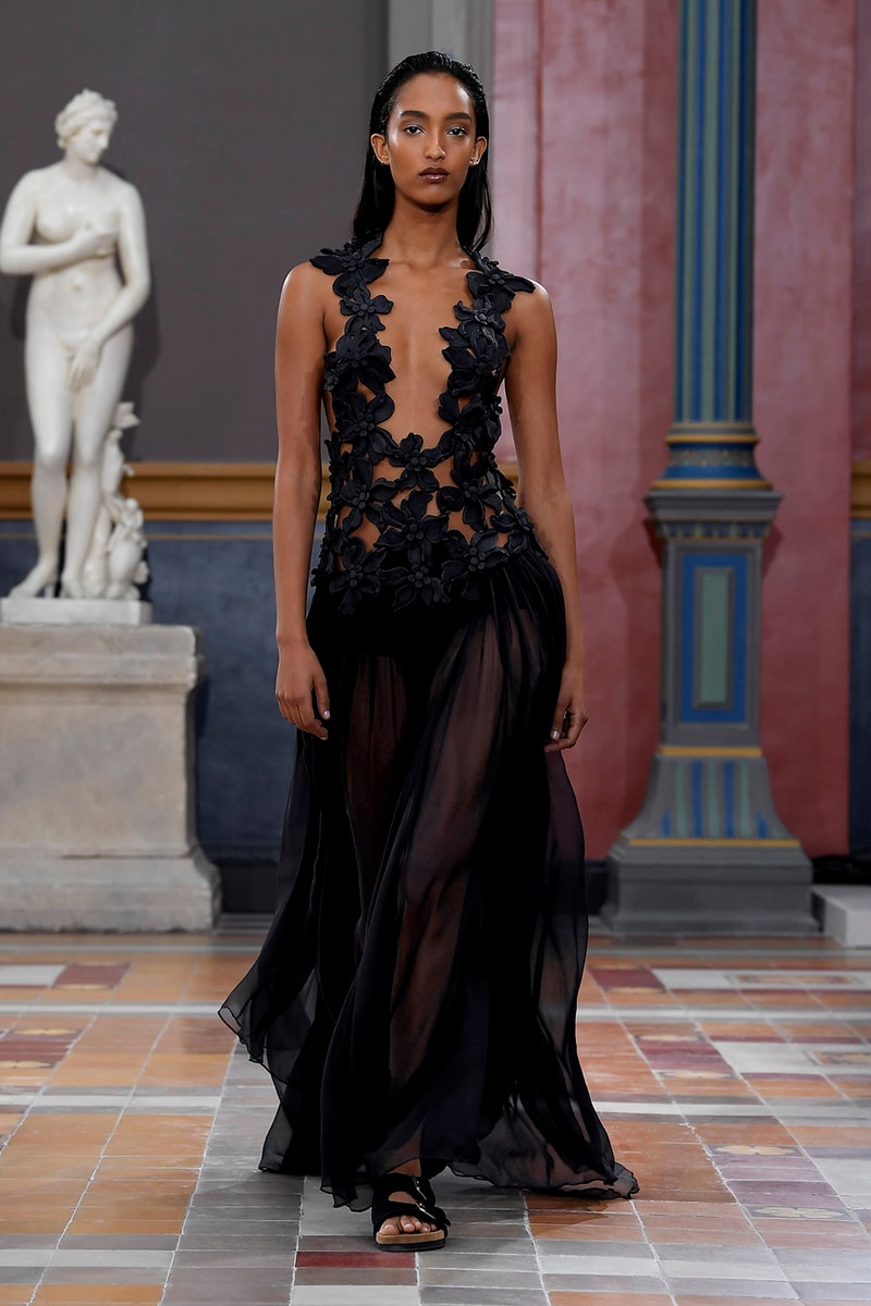 Pierpaolo Piccioli 執掌 Valentino 2024 春夏女裝大秀正式登場