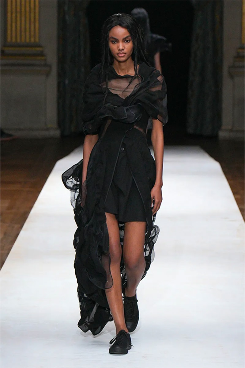 Yohji Yamamoto 正式發佈 2024 春夏女裝系列大秀