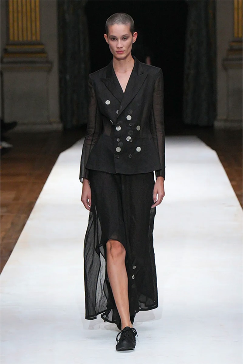 Yohji Yamamoto 正式發佈 2024 春夏女裝系列大秀