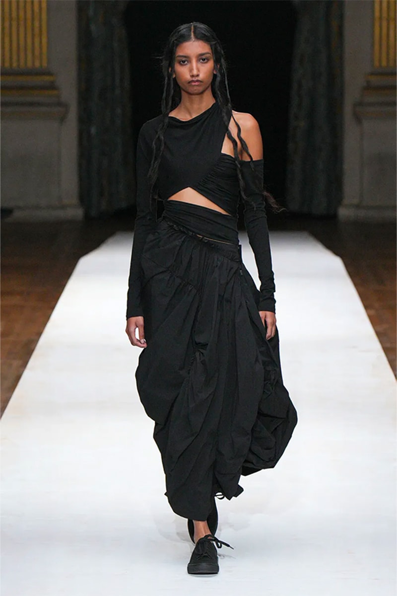 Yohji Yamamoto 正式發佈 2024 春夏女裝系列大秀
