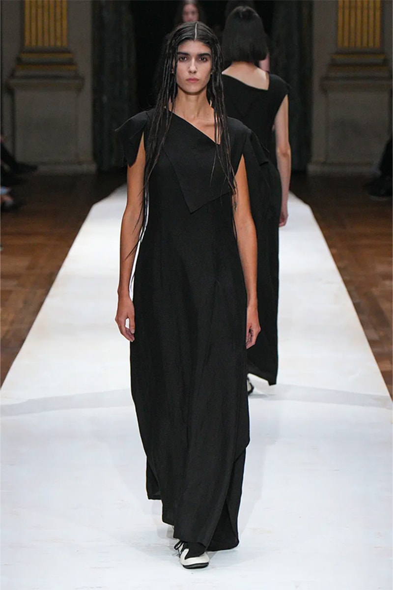 Yohji Yamamoto 正式發佈 2024 春夏女裝系列大秀
