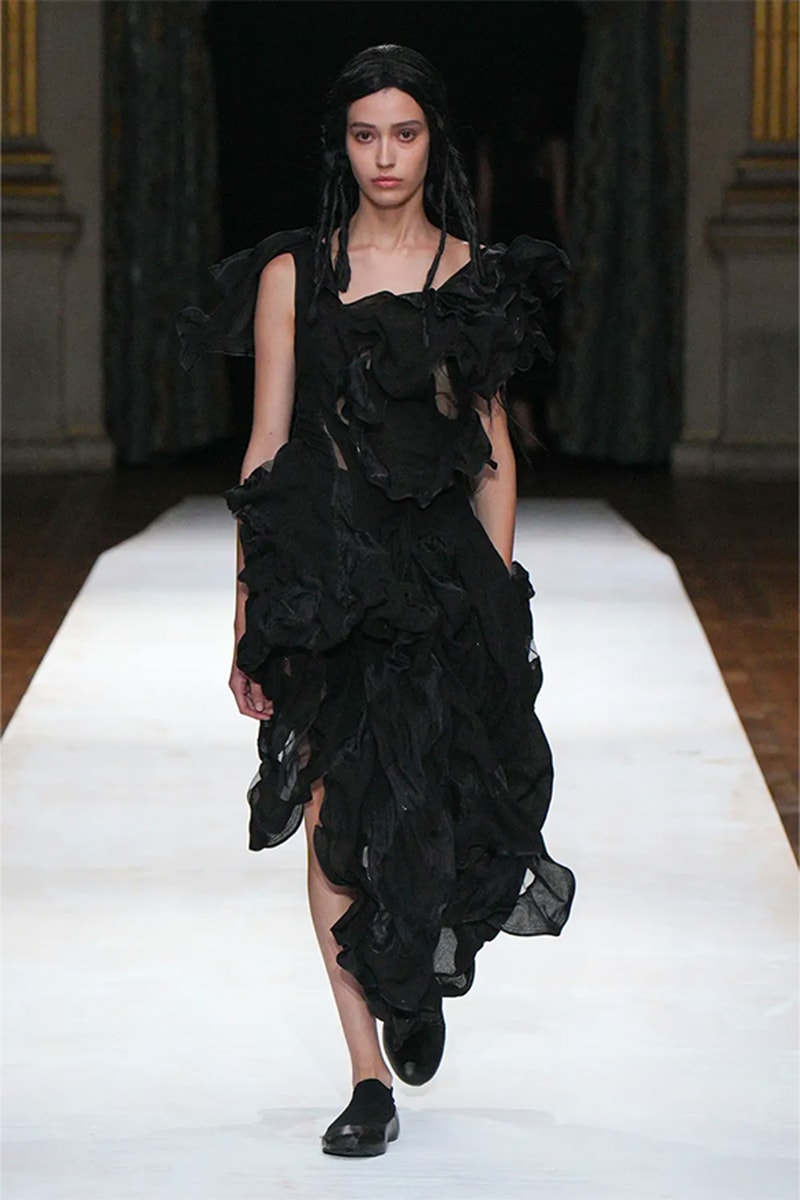 Yohji Yamamoto 正式發佈 2024 春夏女裝系列大秀