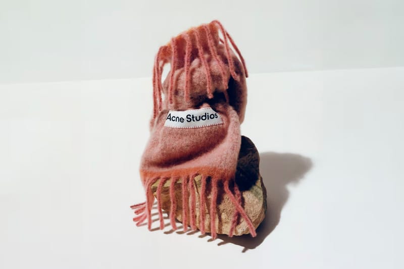 Acne Studios 正式推出 2023 秋冬系列全新圍巾款式