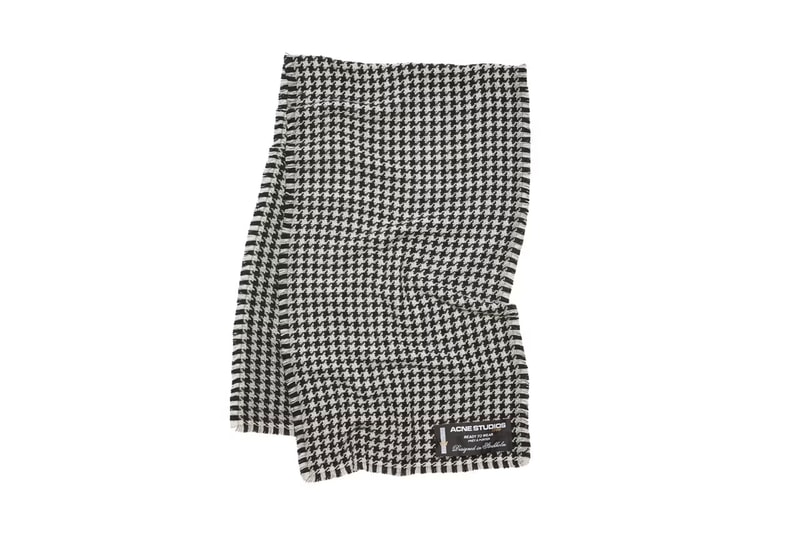 Acne Studios 正式推出 2023 秋冬系列全新圍巾款式