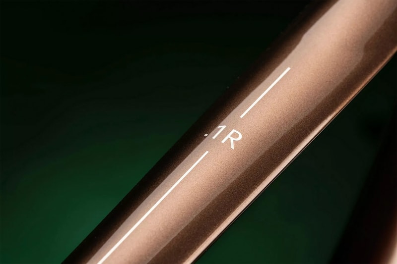 Aston Martin 攜手 J.Laverack 推出全新自行車「.1R」